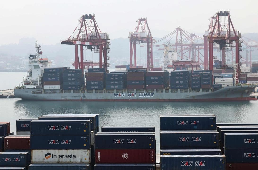 Impone Trump arancel histórico de 104% a China