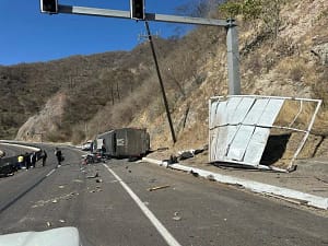 Autobús de Memo Garza se vuelca en la Durango-Mazatlán