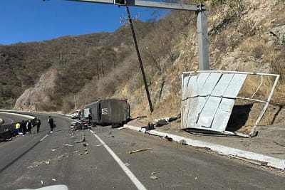 Autobús de Memo Garza se vuelca en la Durango-Mazatlán